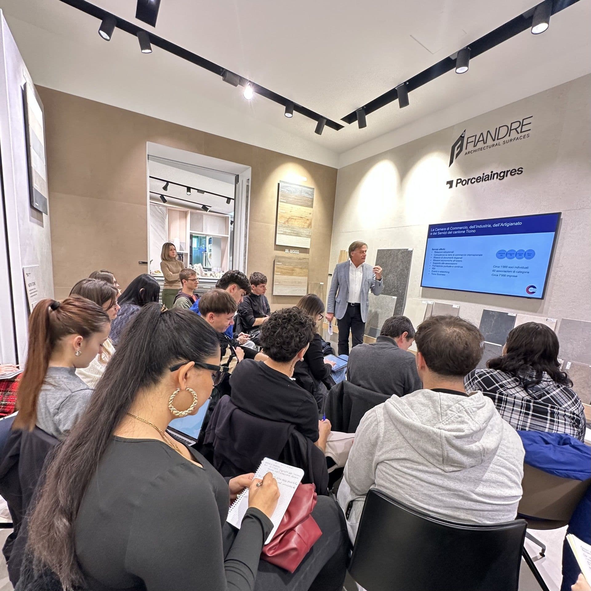 Ein Weiterbildungstag bei der Gehri Rivestimenti SA: Nachhaltigkeit, Unternehmen und die Zukunft der neuen Generationen