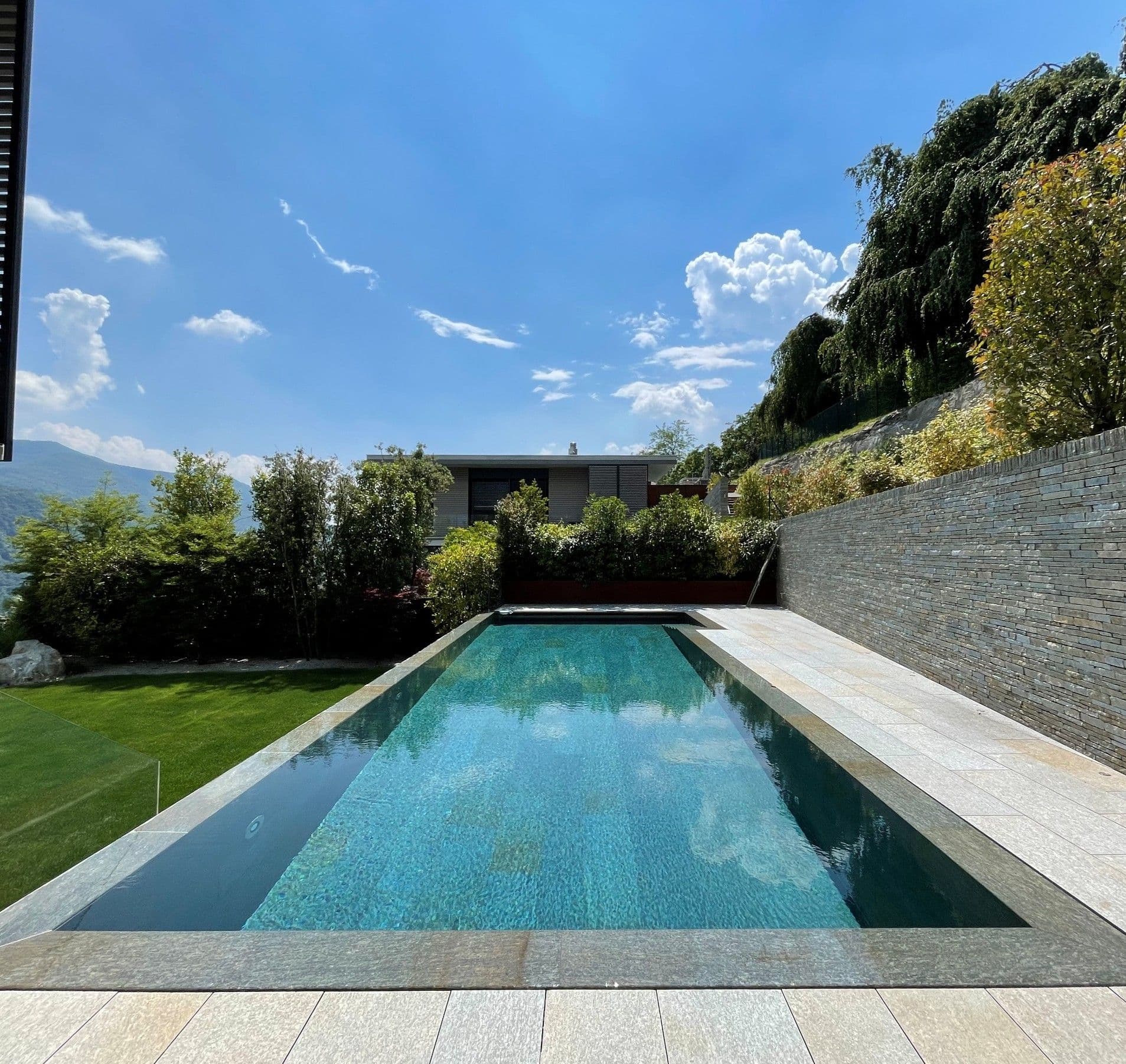 Rivestimenti esterni per piscine proposti da Gehri Rivestimenti SA